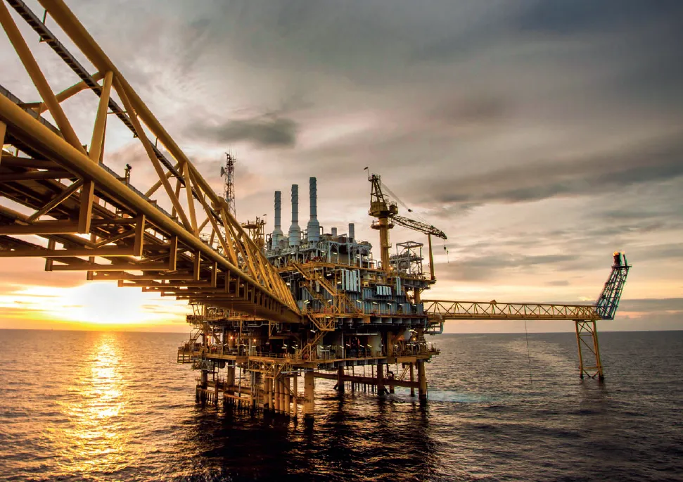 Ponte rolante em operação em galpão industrial