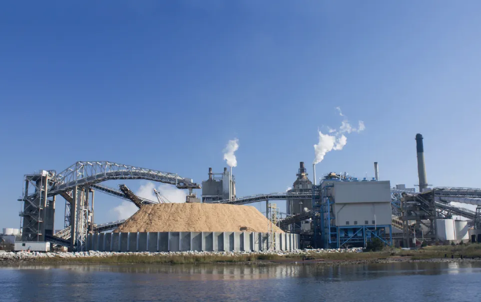 Tubulações e equipamentos em PRFV em ambiente industrial